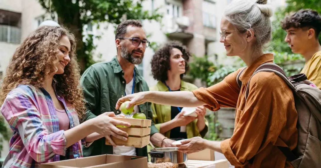 People distributing food